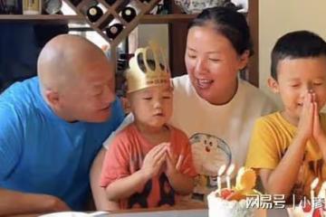 59歲歌手謝東為兒子慶生，如今失去商演生活落魄
