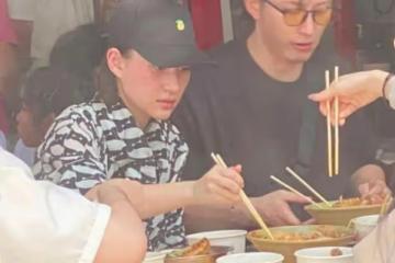 竇驍吃螺螄粉被偶遇 何超蓮辣到滿臉通紅