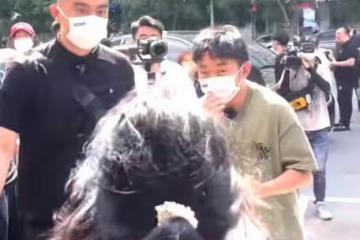 楊迪被女粉絲強抱，當場嚇到瞳孔放大，6名保鏢控制現場！
