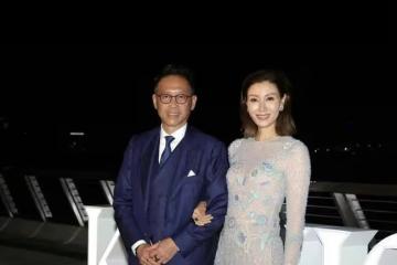51歲李嘉欣緊挽老公出席活動,女神范依然,許晉亨看老婆眼神超寵溺
