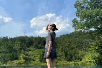 39歲沈佳妮曬旅遊照，朱亞文挺大肚腩搶眼，兩女兒罕見露面顯乖巧
