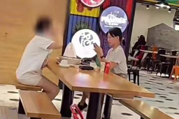 43歲孫燕姿現身路邊美食攤,小腹凸出被疑懷三胎,久居國外很愜意
