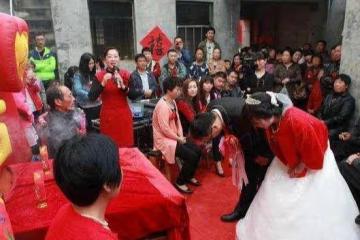 小舅子生病,岳母上門借八萬,老婆一分不給,我悄悄給了十萬