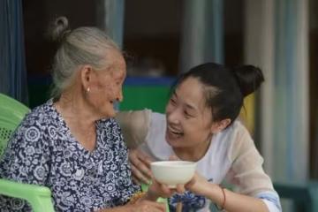 老公去世後小姑子遠嫁,我帶婆婆改嫁,婆婆去世後小姑子送我別墅