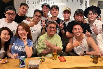 納豆久違約朋友聚餐　展現好氣色