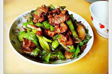 辣椒炒肉(幾乎是所有湖南大飯店裡的傳統炒法)