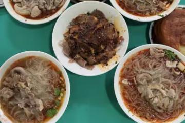 王思聰曬照打卡網紅店!吃16元肥腸粉大讚7元鍋盔,一桌不到百元