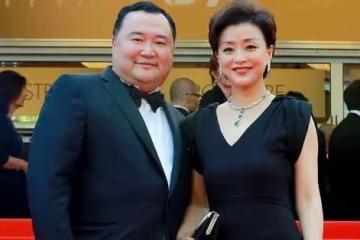 52歲楊瀾一家近照,丈夫隱瞞了23年,女兒和年輕的她很像