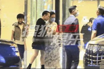 宋丹丹坐百萬車與友聚會,穿超短裙秀長腿,張國立攜二婚老婆趕場