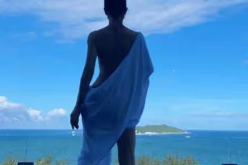 47歲李玟罕曬性感泳裝照 穿比基尼秀細腰美背