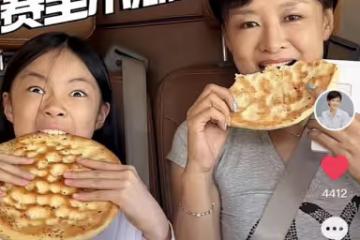 央視女主持包3台房車度假!與女兒開心啃大餅,母女五官如複製