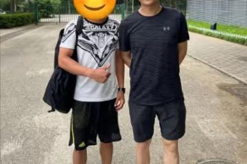 46歲靳東打網球被偶遇，打扮休閒略顯疲態，數日前才添新職