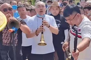 趙本山弟子參加葬禮吹嗩吶，頭頂烈日超賣力，被曝事後收20萬費用