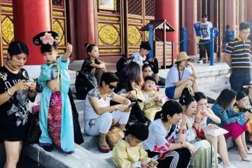 橫店女網紅被打假，疑似利用群演身份圈錢，辦影視城年卡只為擺拍