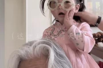 71歲張紀中罕曬帶娃照 被兩歲小女兒騎脖子
