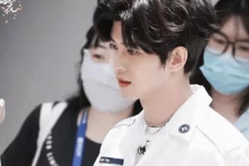 任嘉倫《嗨放派2》錄製：白襯衫小捲毛造型cos玲娜貝兒，清爽可愛_網友_白色_都愛