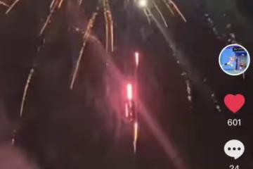 旭日陽剛王旭在村頭表演撈金,舞台簡陋賣力唱歌,遞話筒場面尷尬