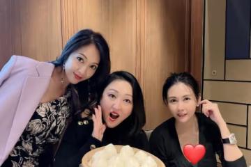 為好友甄楚倩慶生曝光近況　54歲邱淑貞性感上陣超吸睛