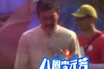 48歲廖凡現身劇組被拍,鬍鬚花白面容滄桑,低頭交流工作老態盡顯