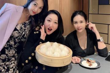 54歲邱淑貞現身為好友慶生 皮膚緊緻美貌依舊