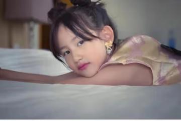 黃磊8歲小女兒近照曝光,胳膊細得像根竹竿,塗紅唇戴耳環太成熟