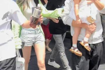 42歲林峯攜嬌妻罕露面,抱女兒健步如飛,與好友吳卓羲再度合體