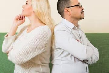 鳳凰男：要麼養我妹，要麼房子轉給我妹，妻子直接生氣地選擇離婚