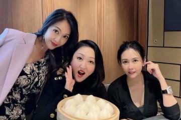 54歲邱淑貞曝近照 穿低胸上衣比女兒還俏麗