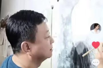 58歲朱軍狀態回春！豪宅內畫畫作品掛滿牆，送妻子12朵紅玫瑰示愛