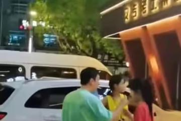 王思聰划船吃土菜館，與倆美女吞雲吐霧，女方身份被扒疑似00後