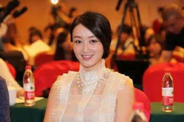 她是央視春晚主持人,24歲就家喻戶曉,如今43歲模樣大變