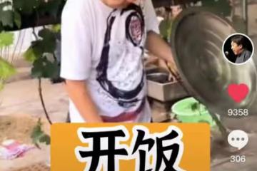 53歲于謙在農村居住,和孫越搭夥做飯用盆裝肉,穿著樸素院落簡陋
