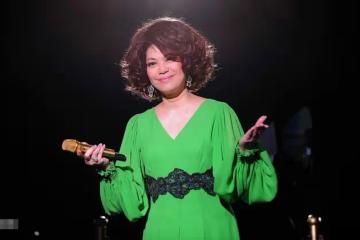 「年過半百無兒女」的8位明星，億萬身家沒人繼承，不心疼嗎？