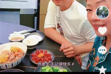 黎耀祥時隔多月重返中山住所!下廚做一桌家常菜,妻子笑得很滿足