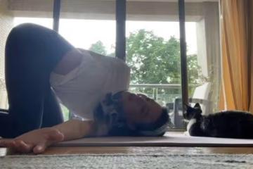 46歲舒淇做瑜伽秀身材，把自己迭成餃子狀