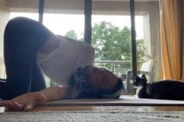 46歲舒淇做瑜伽秀身材 把自己迭成餃子狀