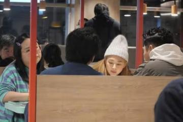 32歲女星深夜現身快餐店，為好友慶生消費未過百，曾自曝月花11萬