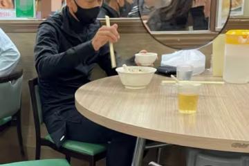 66歲周潤發現身小飯館，身形消瘦頭髮花白，獨自吃平價面顯低調