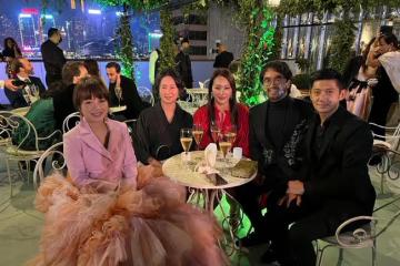 何超瓊低調參加聚會，與李嘉欣夫婦同場不同框，一身黑衣盡顯優雅