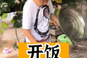 53歲于謙在農村做飯 用大鍋燉肉太接地氣