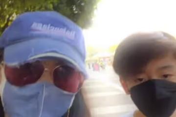 張柏芝一家出行，12歲二兒子越來越像謝霆鋒，大口吃雞腿超滿足