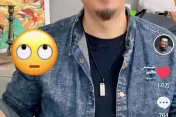 45歲黃海波曬上課照,轉行當老師獲學生送花,氣質沉穩大肚子搶眼