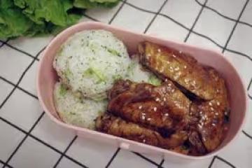 可樂雞翅＋西蘭花飯糰便當（有彩蛋）