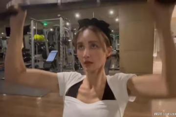 張歆藝的腰快趕上秦嵐的了，分享睡前4個動作，不去健身房也能行