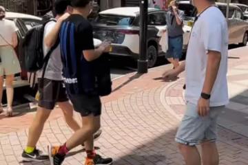86歲趙世曾攜美女現身街頭,步履蹣跚顯老態,曾花百萬牽手林志玲