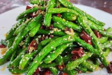 色澤鮮艷麻辣鮮香的《干煸龍豆角》