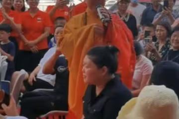 63歲唐僧徐少華街頭嗨唱，場地簡陋發福明顯，給異性送紅包遭圍觀