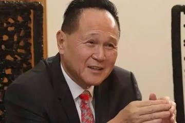 85歲知名富商又曝新戀情！漂亮女友30歲左右，身材豐滿四肢纖細