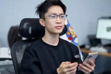 曝網紅何同學私生活混亂!腳踩多船愛騙錢玩冷暴力,男方火速回應