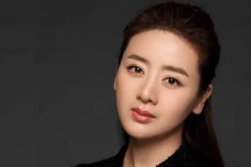 她一部戲吃一輩子，二婚找了個小鮮肉，如今丈夫紅到讓人嫉妒